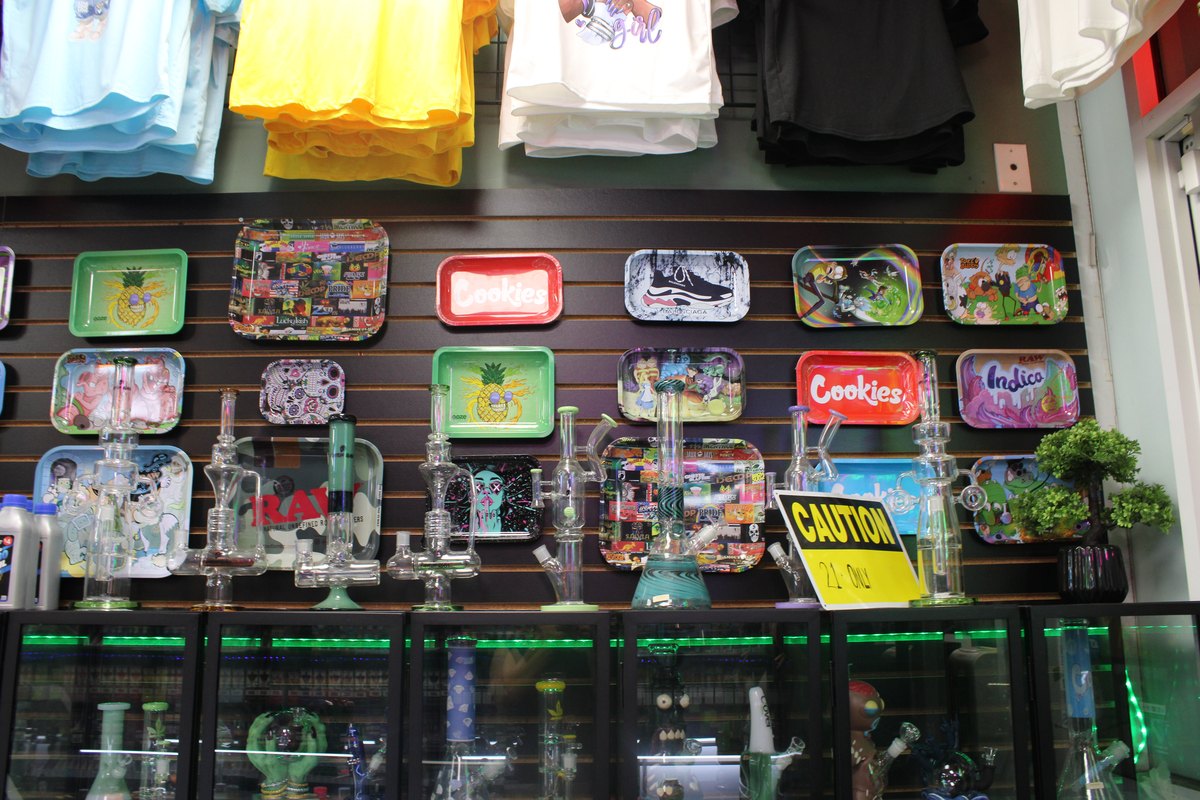 Gardens Smoke Shop interior photo 8
