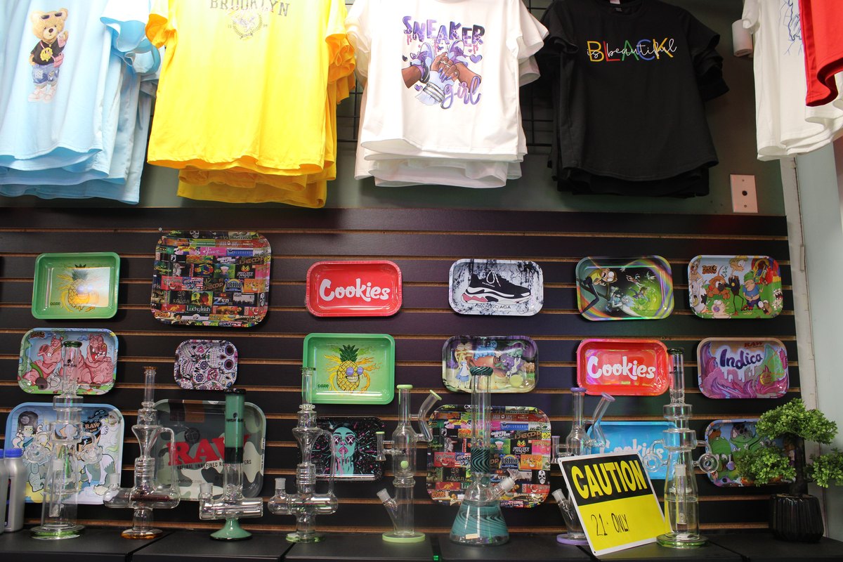 Gardens Smoke Shop interior photo 9