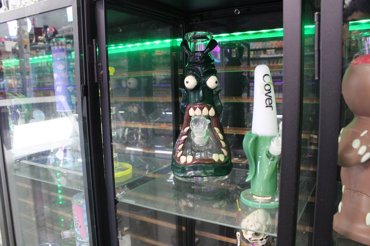 Gardens Smoke Shop interior photo 10