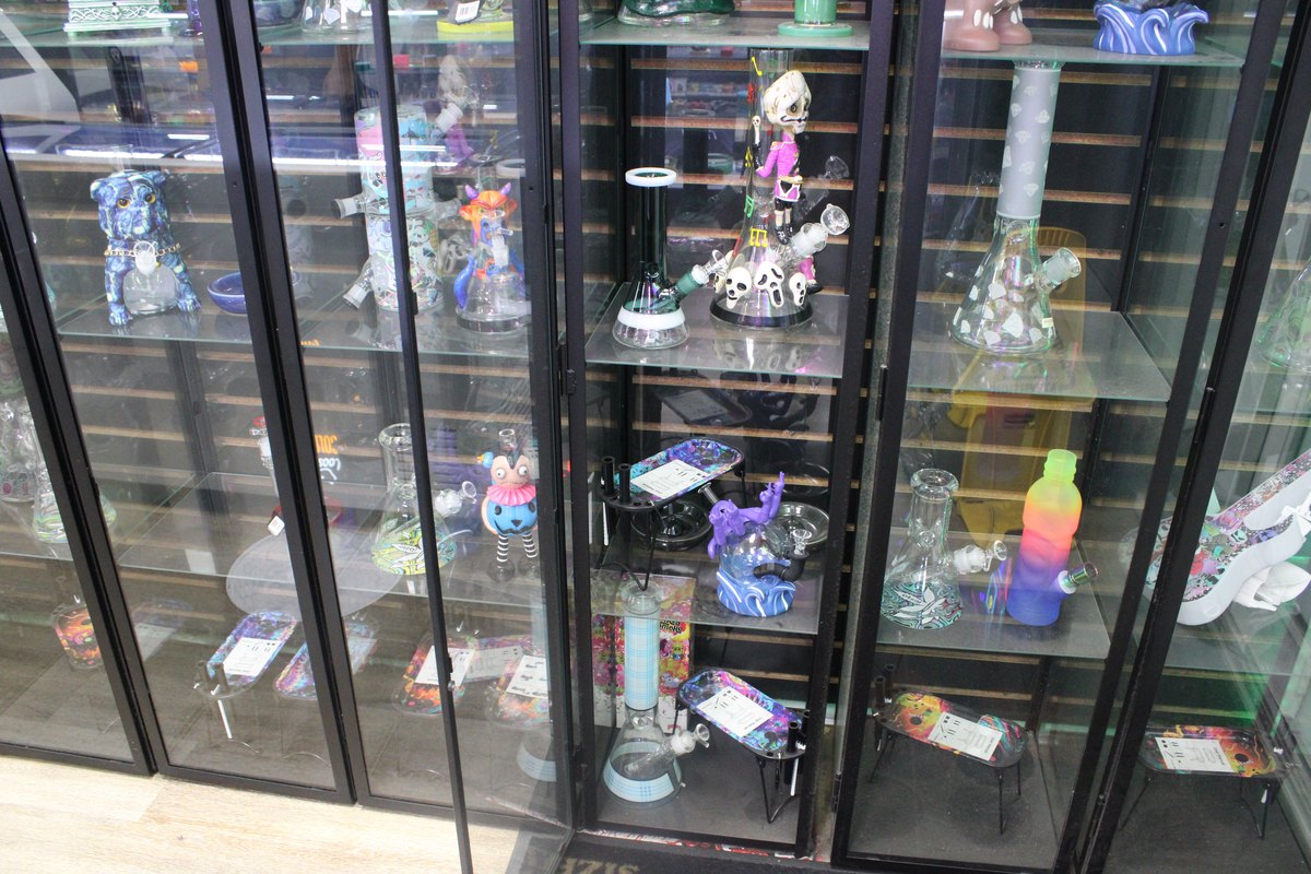 Gardens Smoke Shop interior photo 11