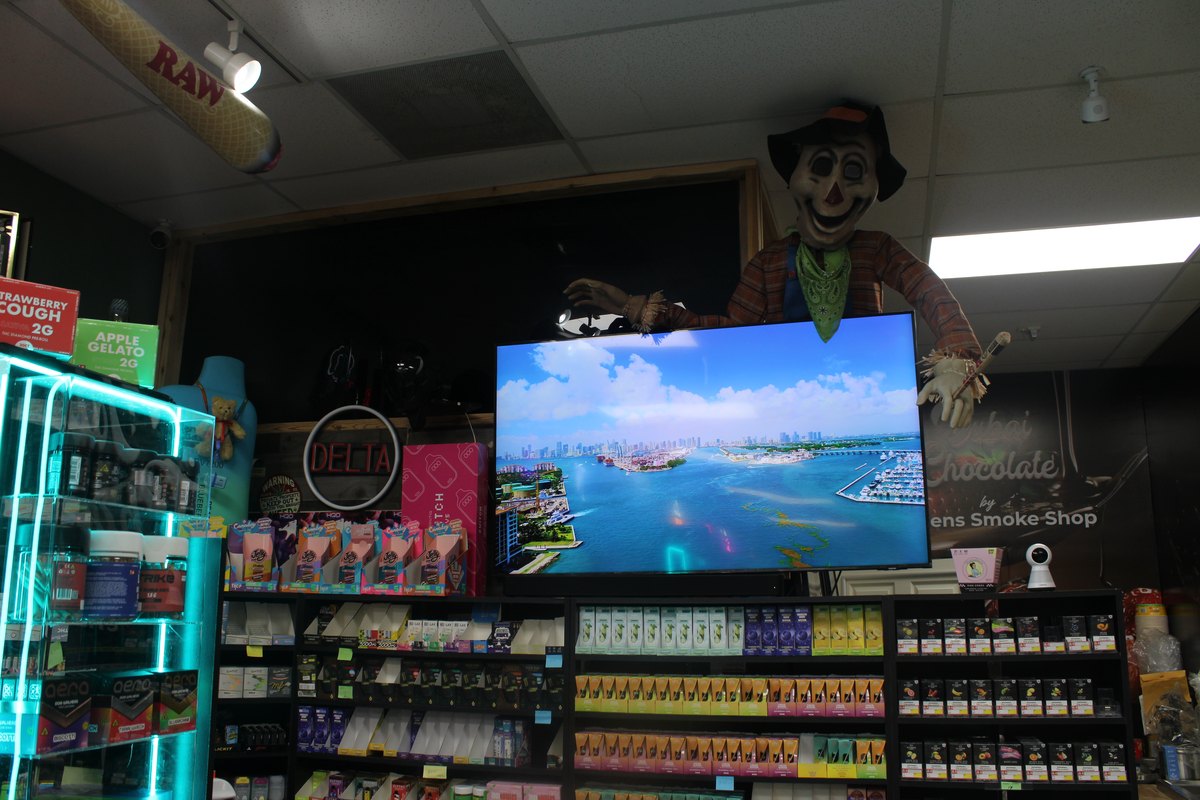 Gardens Smoke Shop interior photo 24