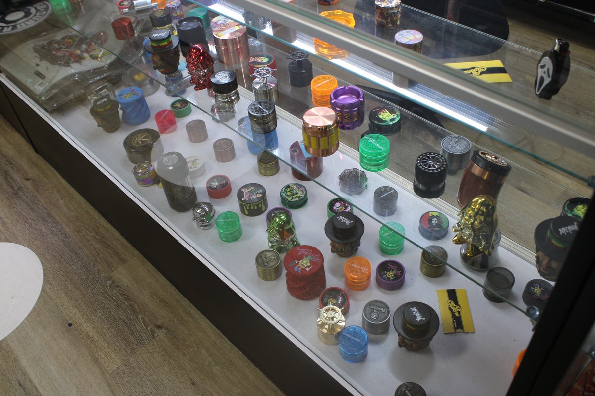 Gardens Smoke Shop interior photo 31