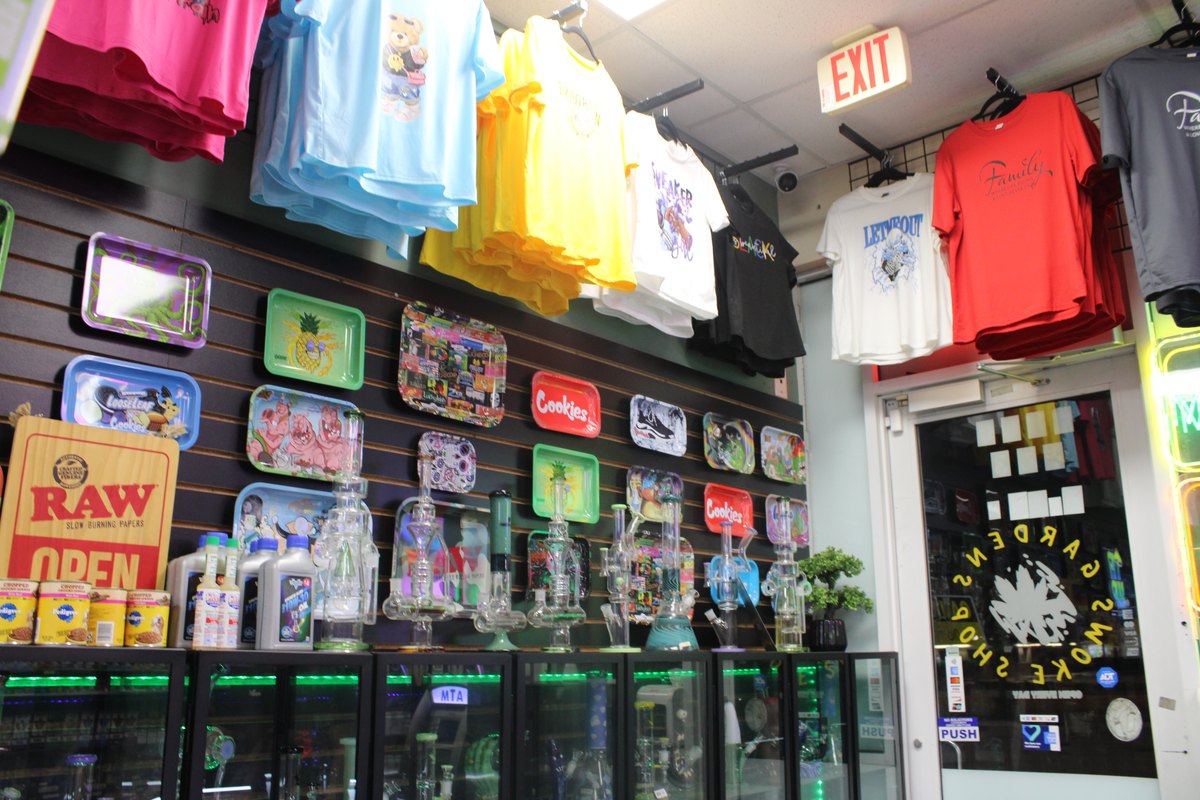 Gardens Smoke Shop interior photo 60